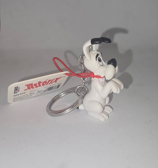 idefix-faisant-le-beau-attakus-porte-cle