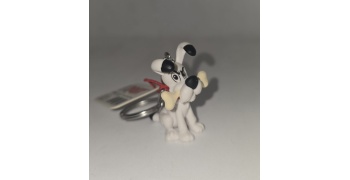 idefix-assis-avec-os-attakus-porte-cle